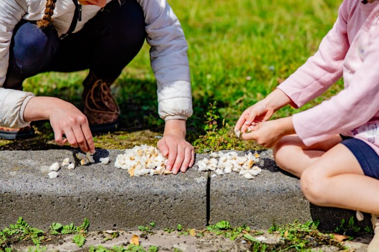 Knutselactiviteit bij Messy Church Outdoor