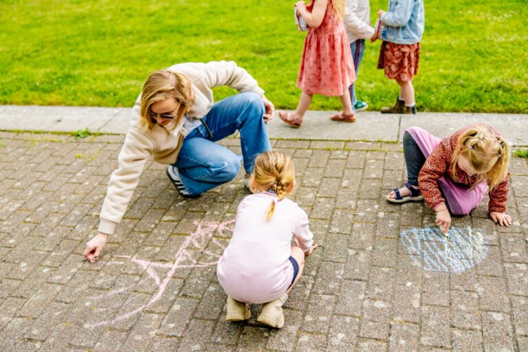 Krijttekeningen bij Messy Church Outdoor