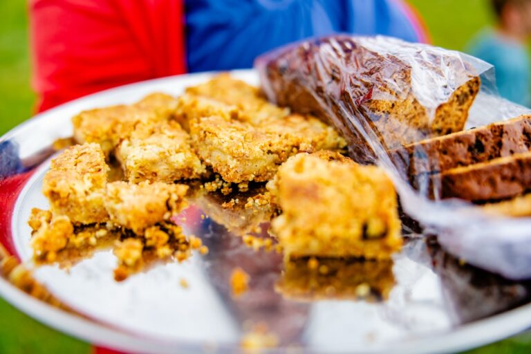 Samen eten bij Messy Church Outdoor