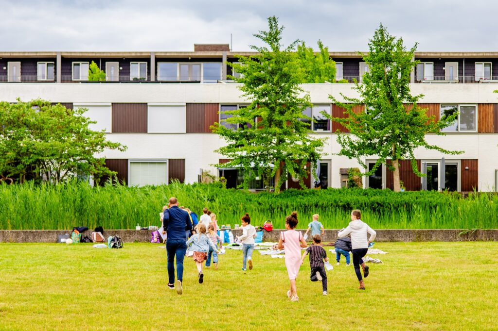 Kinderen spelen op het veld bij Messy Church Outdoor